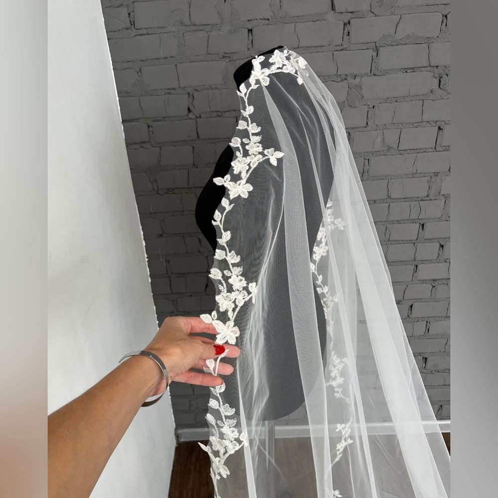 Custom Elegant White Floral Lace Veil